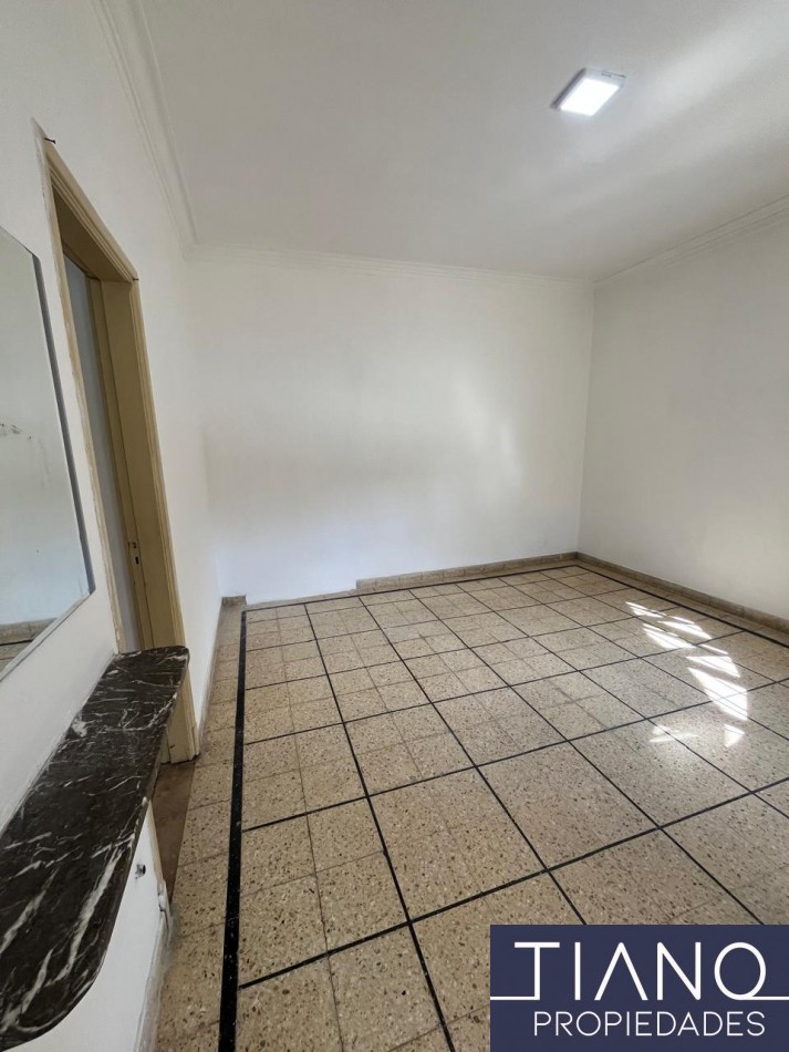 LOCAL EN ALQUILER EN ESQUINA - USO PROFESIONAL/COMERCIAL