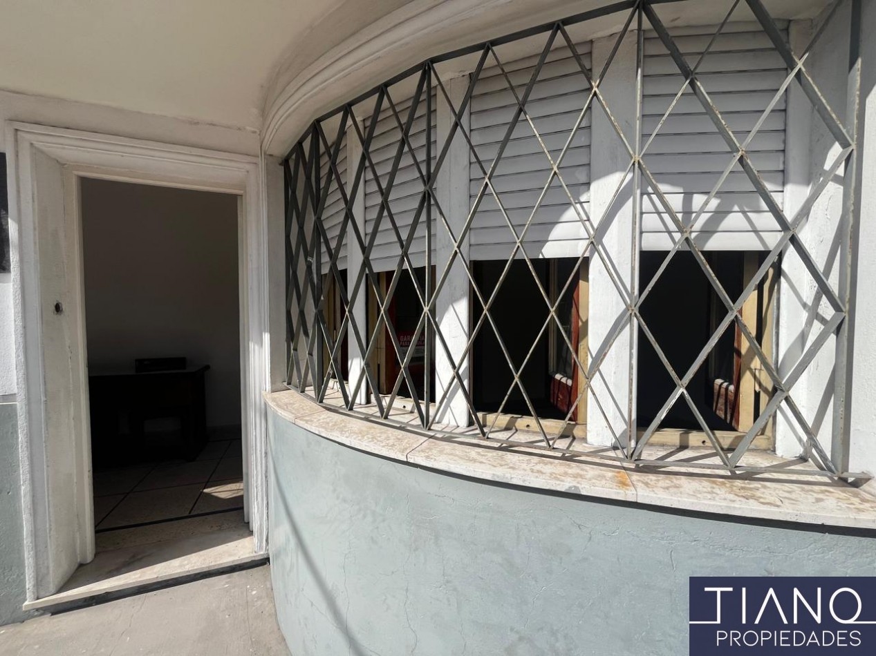 LOCAL EN ALQUILER EN ESQUINA - USO PROFESIONAL/COMERCIAL