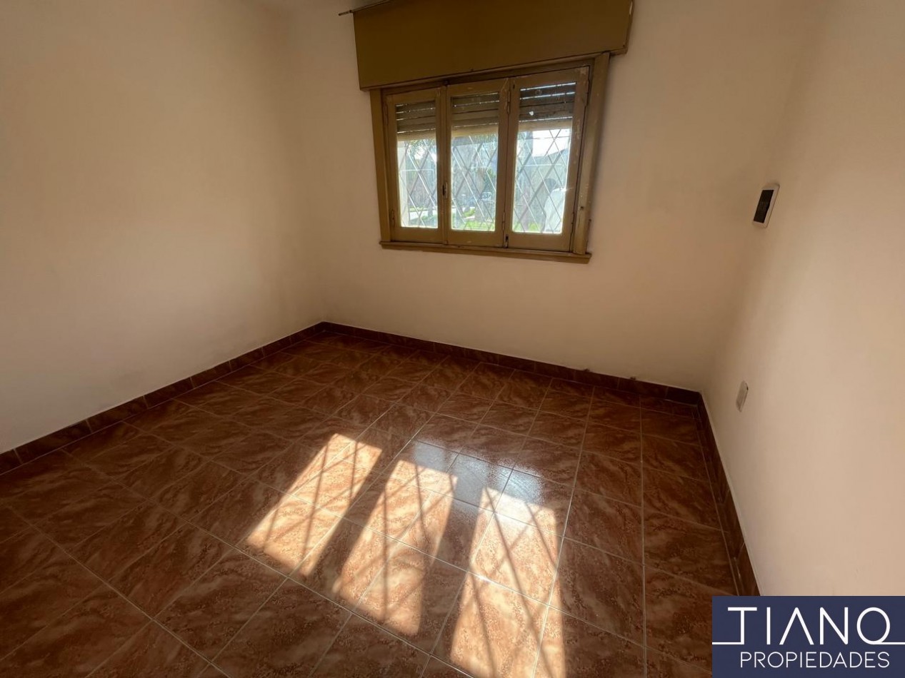 LOCAL EN ALQUILER EN ESQUINA - USO PROFESIONAL/COMERCIAL
