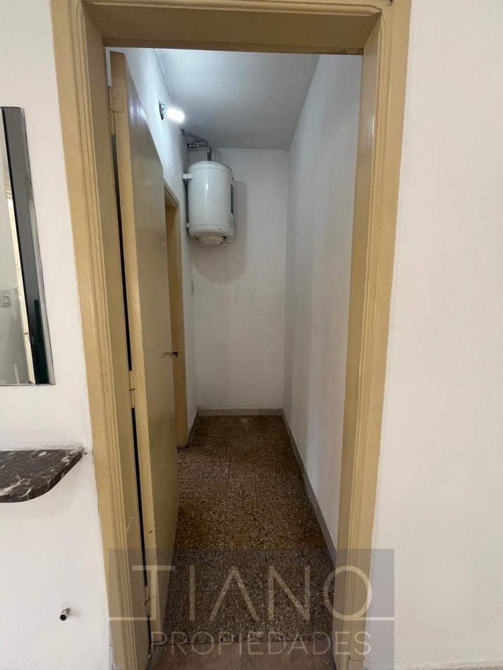 LOCAL EN ALQUILER EN ESQUINA - USO PROFESIONAL/COMERCIAL