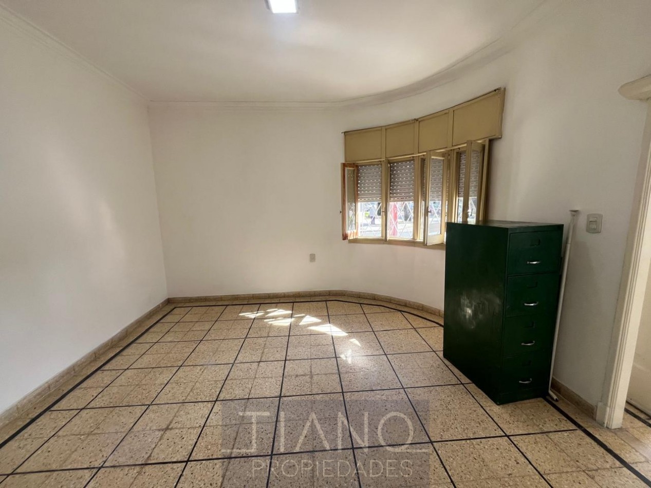 LOCAL EN ALQUILER EN ESQUINA - USO PROFESIONAL/COMERCIAL