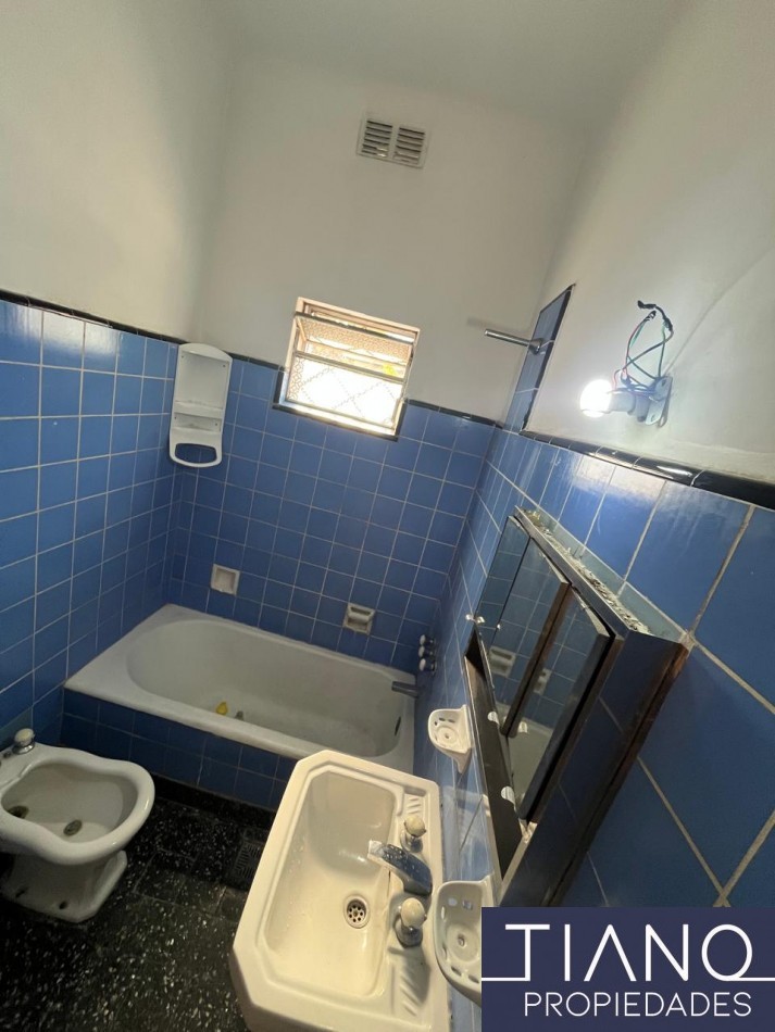 LOCAL EN ALQUILER EN ESQUINA - USO PROFESIONAL/COMERCIAL