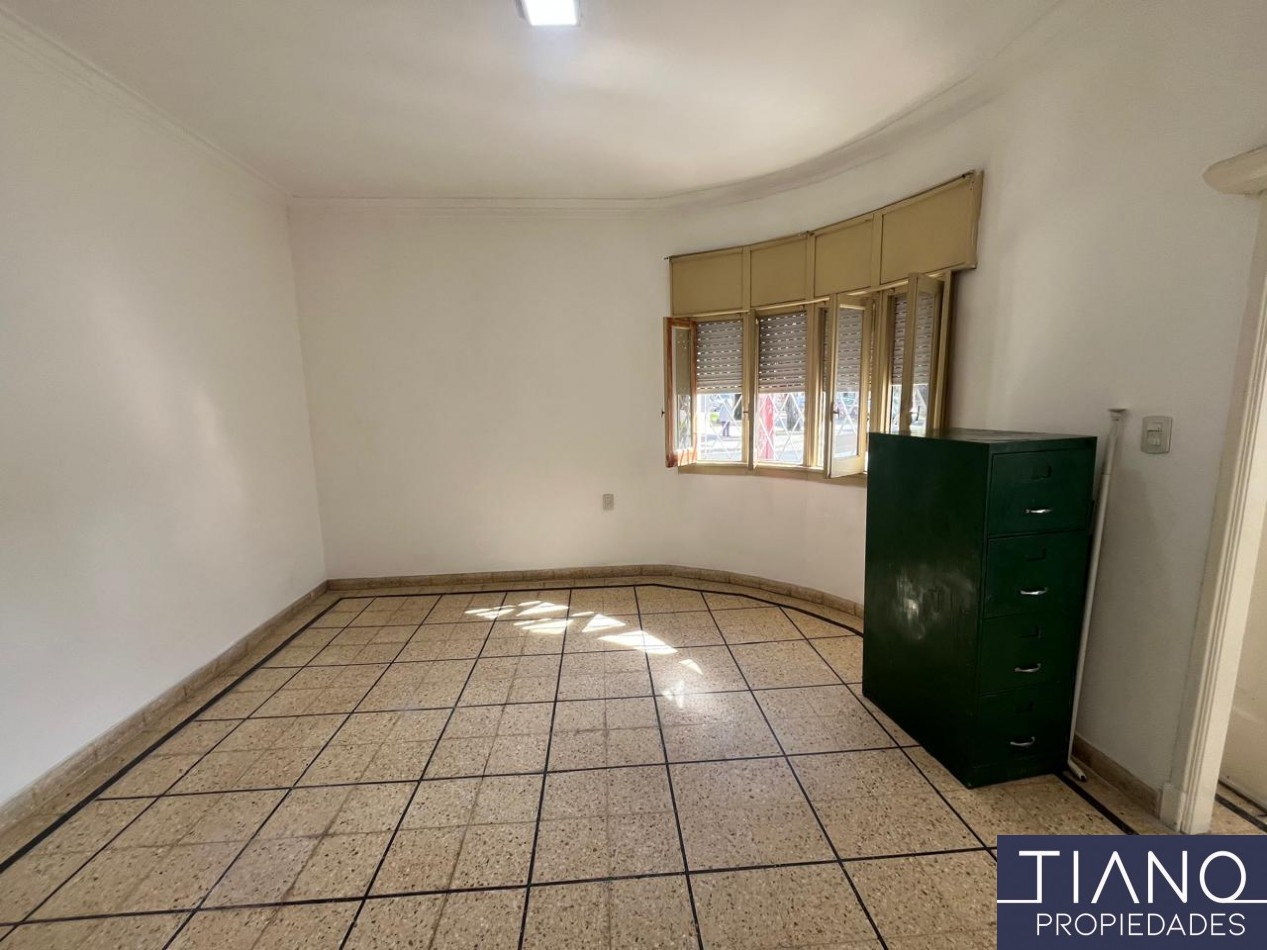 LOCAL EN ALQUILER EN ESQUINA - USO PROFESIONAL/COMERCIAL