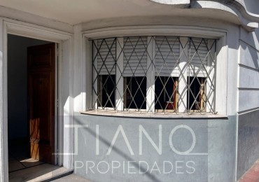 LOCAL EN ALQUILER EN ESQUINA - USO PROFESIONAL/COMERCIAL