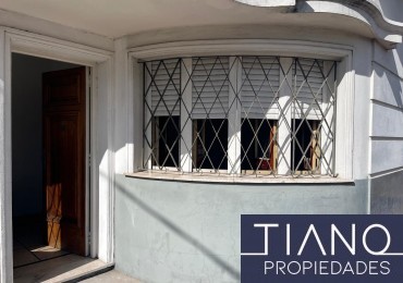 LOCAL EN ALQUILER EN ESQUINA - USO PROFESIONAL/COMERCIAL